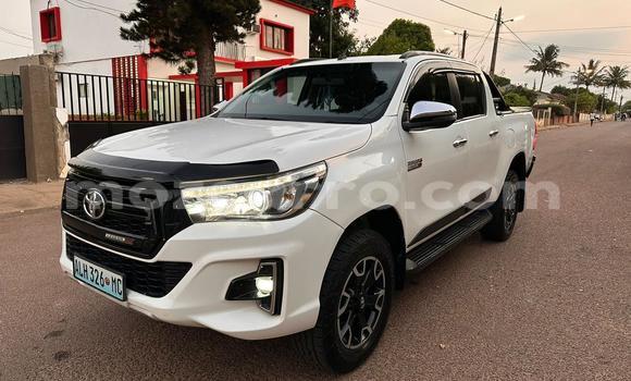 Tenga Tsaru Toyota Hilux Chena Mota in Maputo in Maputo