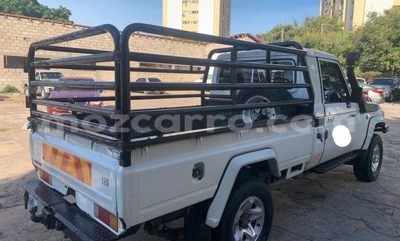 Nunua Ilio tumika Toyota Hilux Nyeupe Gari ndani ya Maputo nchini Maputo Nunua Ilio tumika Toyota Hilux Nyeupe Gari ndani ya Maputo nchini Maputo