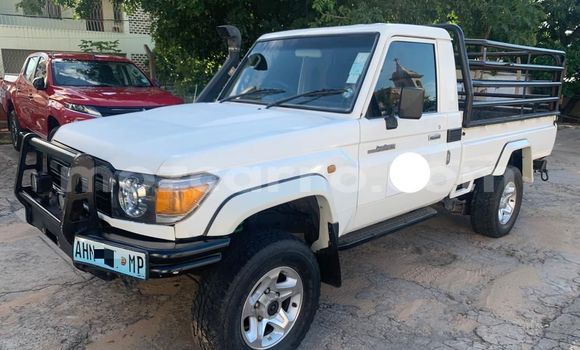 Nunua Ilio tumika Toyota Hilux Nyeupe Gari ndani ya Maputo nchini Maputo Nunua Ilio tumika Toyota Hilux Nyeupe Gari ndani ya Maputo nchini Maputo