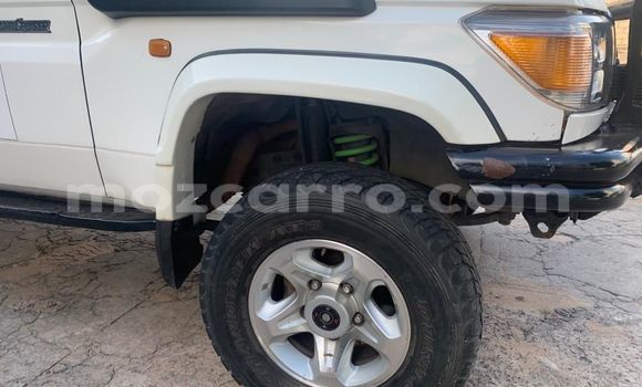 Nunua Ilio tumika Toyota Hilux Nyeupe Gari ndani ya Maputo nchini Maputo Nunua Ilio tumika Toyota Hilux Nyeupe Gari ndani ya Maputo nchini Maputo