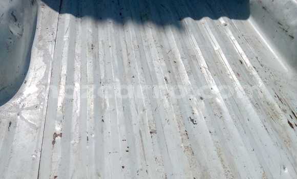 Comprar Usado Isuzu KB Branco Carro em Maputo em Maputo Comprar Usado Isuzu KB Branco Carro em Maputo em Maputo