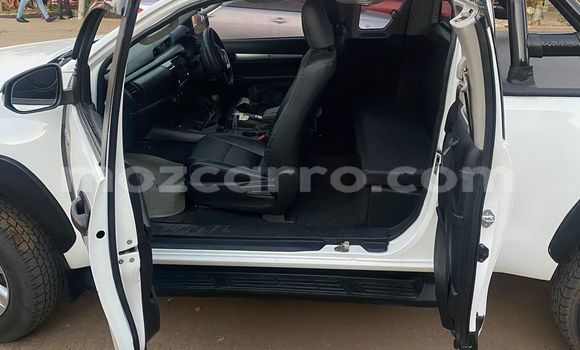 Buy Used Toyota Hiluxe Revo White Car in Maputo in Maputo Buy Used Toyota Hiluxe Revo White Car in Maputo in Maputo