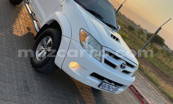 Comprar Usado Toyota Hilux Branco Carro em Maputo em Maputo