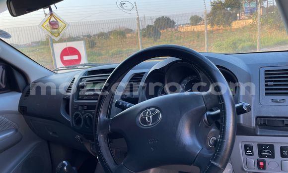 Nunua Ilio tumika Toyota Hilux Nyeupe Gari ndani ya Maputo nchini Maputo Nunua Ilio tumika Toyota Hilux Nyeupe Gari ndani ya Maputo nchini Maputo