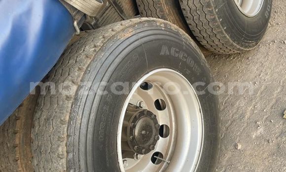 Comprar Usado Isuzu 117 Branco Carro em Maputo em Maputo Comprar Usado Isuzu 117 Branco Carro em Maputo em Maputo