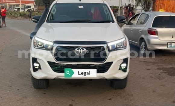 Comprar Usado Toyota Hiluxe Revo Branco Carro em Maputo em Maputo