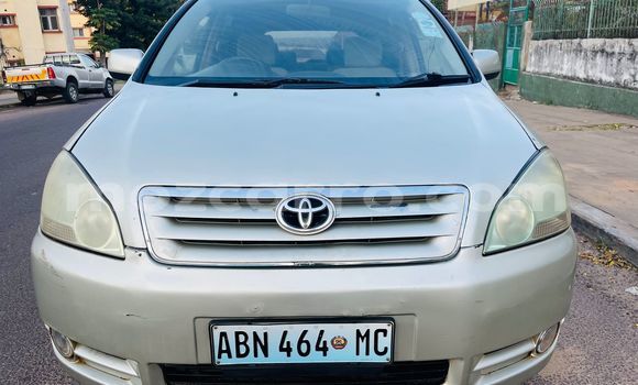 Nunua Ilio tumika Toyota Ipsum Kijani Gari ndani ya Maputo nchini Maputo
