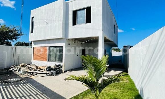 Buy Used Toyota Allion White Car in Maputo in Maputo