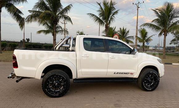 Nunua Ilio tumika Toyota Hilux Nyeupe Gari ndani ya Maputo nchini Maputo Nunua Ilio tumika Toyota Hilux Nyeupe Gari ndani ya Maputo nchini Maputo