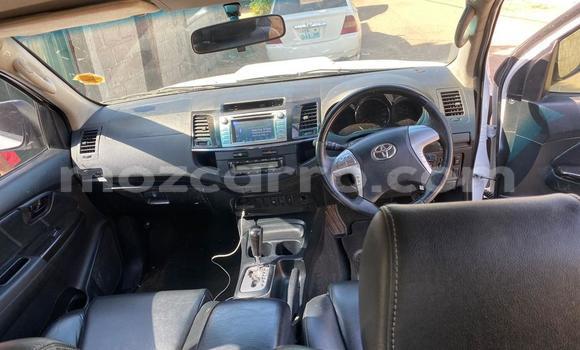 Nunua Ilio tumika Toyota Hilux Nyeupe Gari ndani ya Maputo nchini Maputo Nunua Ilio tumika Toyota Hilux Nyeupe Gari ndani ya Maputo nchini Maputo