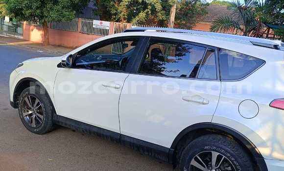 Nunua Ilio tumika Toyota RAV4 Nyeupe Gari ndani ya Maputo nchini Maputo Nunua Ilio tumika Toyota RAV4 Nyeupe Gari ndani ya Maputo nchini Maputo