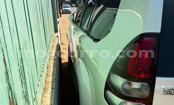 Buy Used Toyota Land Cruiser Prado White Car in Maputo in Maputo Buy Used Toyota Land Cruiser Prado White Car in Maputo in Maputo
