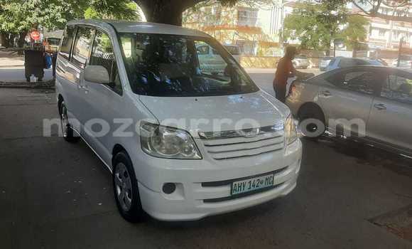 Comprar Usado Toyota Noah Branco Carro em Maputo em Maputo