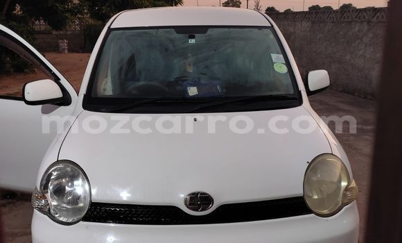 Comprar Usado Toyota Sienta Branco Carro em Maputo em Maputo