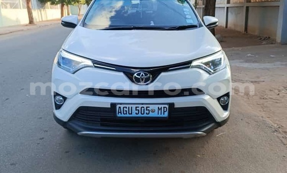 Nunua Ilio tumika Toyota RAV4 Nyeupe Gari ndani ya Maputo nchini Maputo