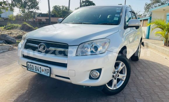 Nunua Ilio tumika Toyota RAV4 Nyeupe Gari ndani ya Maputo nchini Maputo