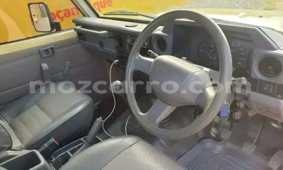 Nunua Ilio tumika Toyota Land Cruiser Beige Gari ndani ya Maputo nchini Maputo Nunua Ilio tumika Toyota Land Cruiser Beige Gari ndani ya Maputo nchini Maputo