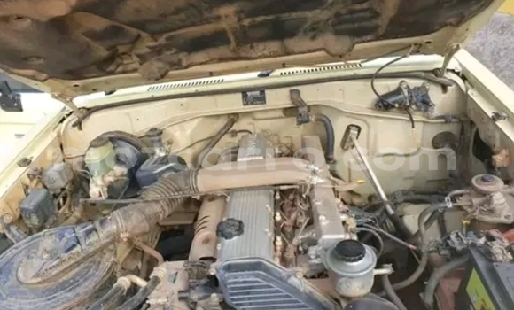Nunua Ilio tumika Toyota Land Cruiser Beige Gari ndani ya Maputo nchini Maputo Nunua Ilio tumika Toyota Land Cruiser Beige Gari ndani ya Maputo nchini Maputo
