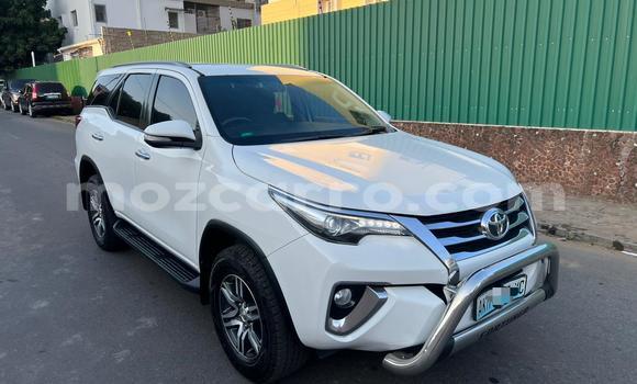 Nunua Ilio tumika Toyota Fortuner Nyeupe Gari ndani ya Maputo nchini Maputo