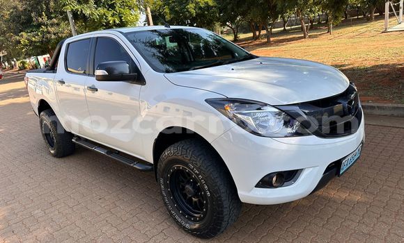 Nunua Ilio tumika Mazda BT-50 Nyeupe Gari ndani ya Maputo nchini Maputo