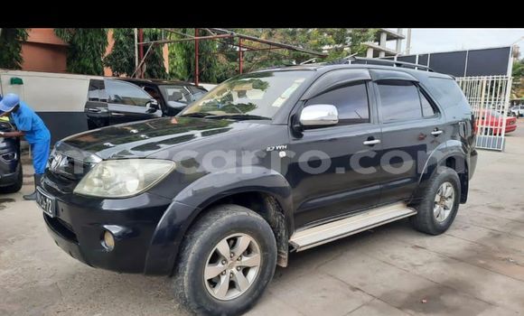 Nunua Ilio tumika Toyota Fortuner Nyeusi Gari ndani ya Maputo nchini Maputo