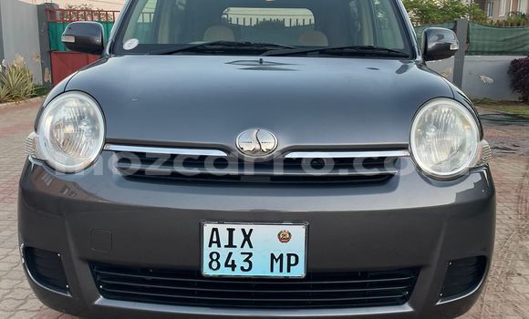 Comprar Usado Toyota Sienta Prata Carro em Maputo em Maputo