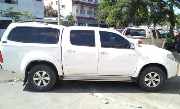 Nunua Ilio tumika Toyota Hilux Nyeupe Gari ndani ya Maputo nchini Maputo Nunua Ilio tumika Toyota Hilux Nyeupe Gari ndani ya Maputo nchini Maputo