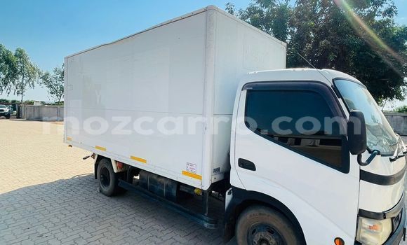 Nunua Ilio tumika Toyota Dyna Nyeupe Gari ndani ya Maputo nchini Maputo