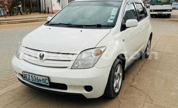 Comprar Usado Toyota IST Branco Carro em Maputo em Maputo