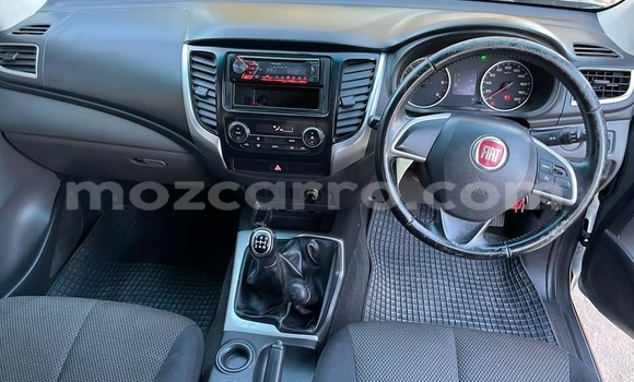 Comprar Usado Fiat Linea Prata Carro em Maputo em Maputo