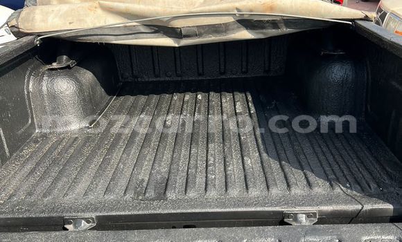 Nunua Ilio tumika Nissan Hardbody Nyeupe Gari ndani ya Maputo nchini Maputo Nunua Ilio tumika Nissan Hardbody Nyeupe Gari ndani ya Maputo nchini Maputo