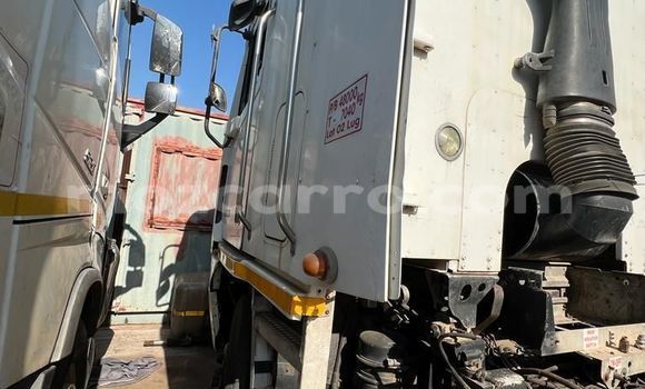 Nunua Ilio tumika Caterpillar 120 Nyeupe Lori ndani ya Maputo nchini Maputo Nunua Ilio tumika Caterpillar 120 Nyeupe Lori ndani ya Maputo nchini Maputo