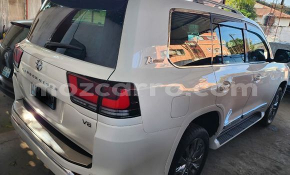 Nunua Ilio tumika Toyota Land Cruiser Prado Nyeupe Gari ndani ya Maputo nchini Maputo Nunua Ilio tumika Toyota Land Cruiser Prado Nyeupe Gari ndani ya Maputo nchini Maputo