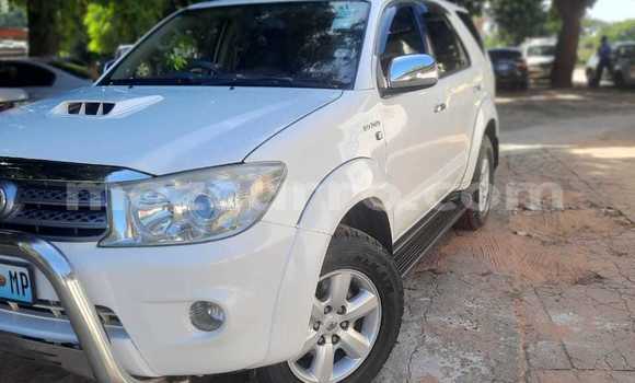 Comprar Usado Toyota Fortuner Branco Carro em Maputo em Maputo