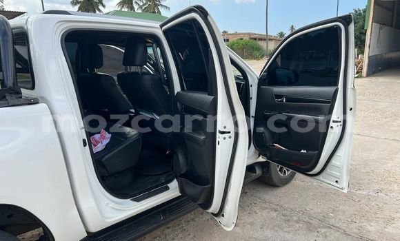 Comprar Usado Toyota Hiluxe Revo Branco Carro em Maputo em Maputo Comprar Usado Toyota Hiluxe Revo Branco Carro em Maputo em Maputo