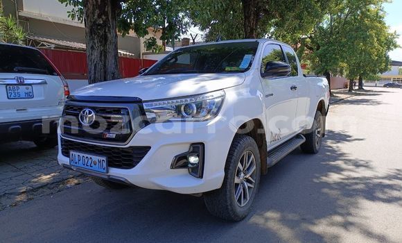 Nunua Ilio tumika Toyota Hiluxe Revo Nyeupe Gari ndani ya Maputo nchini Maputo