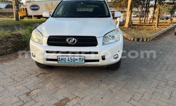 Nunua Ilio tumika Toyota RAV4 Nyeupe Gari ndani ya Maputo nchini Maputo Nunua Ilio tumika Toyota RAV4 Nyeupe Gari ndani ya Maputo nchini Maputo