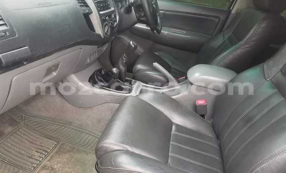 Nunua Ilio tumika Toyota Hilux Nyeupe Gari ndani ya Maputo nchini Maputo Nunua Ilio tumika Toyota Hilux Nyeupe Gari ndani ya Maputo nchini Maputo