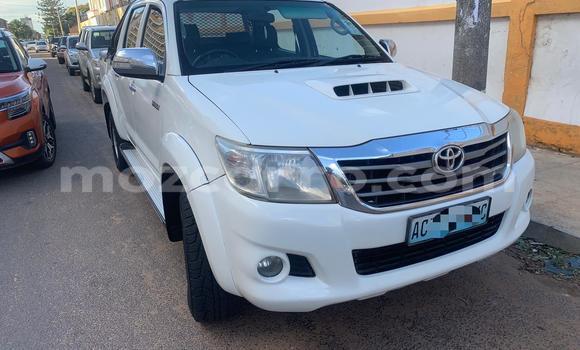 Nunua Ilio tumika Toyota Hilux Nyeupe Gari ndani ya Maputo nchini Maputo Nunua Ilio tumika Toyota Hilux Nyeupe Gari ndani ya Maputo nchini Maputo