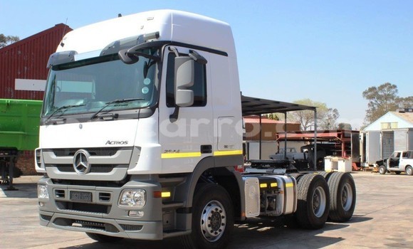 Comprar Usado Mercedes‒Benz 2644 Branco Caminhão em Maputo em Maputo