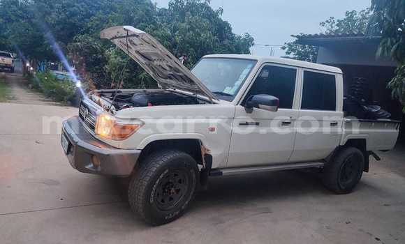 Nunua Ilio tumika Toyota Land Cruiser Nyeupe Gari ndani ya Maputo nchini Maputo