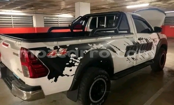 Nunua Ilio tumika Toyota Hilux Nyeupe Gari ndani ya Maputo nchini Maputo Nunua Ilio tumika Toyota Hilux Nyeupe Gari ndani ya Maputo nchini Maputo