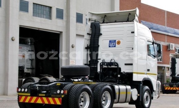Comprar Usado Volvo F4 Branco Caminhão em Maputo em Maputo Comprar Usado Volvo F4 Branco Caminhão em Maputo em Maputo