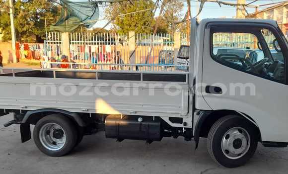 Nunua Ilio tumika Toyota Hiace Nyeupe Gari ndani ya Maputo nchini Maputo Nunua Ilio tumika Toyota Hiace Nyeupe Gari ndani ya Maputo nchini Maputo