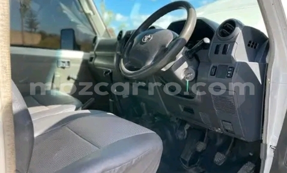 Nunua Ilio tumika Toyota Land Cruiser Nyeupe Gari ndani ya Maputo nchini Maputo Nunua Ilio tumika Toyota Land Cruiser Nyeupe Gari ndani ya Maputo nchini Maputo