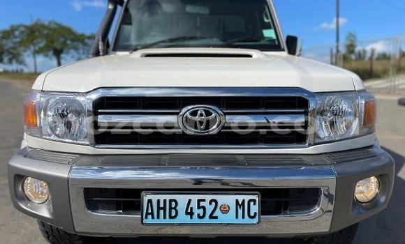 Buy Used Toyota Hilux White Car in Maputo in Maputo