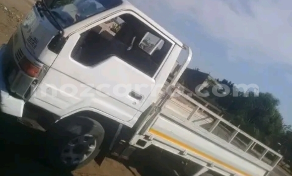 Tenga Tsaru Toyota Dyna Zvimwe Mota in Maputo in Maputo