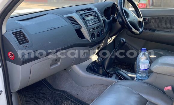Nunua Ilio tumika Toyota Hilux Nyeupe Gari ndani ya Maputo nchini Maputo Nunua Ilio tumika Toyota Hilux Nyeupe Gari ndani ya Maputo nchini Maputo