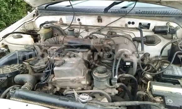 Nunua Ilio tumika Toyota Hilux Nyeupe Gari ndani ya Maputo nchini Maputo Nunua Ilio tumika Toyota Hilux Nyeupe Gari ndani ya Maputo nchini Maputo