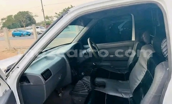 Nunua Ilio tumika Nissan Hardbody Nyeupe Gari ndani ya Maputo nchini Maputo Nunua Ilio tumika Nissan Hardbody Nyeupe Gari ndani ya Maputo nchini Maputo